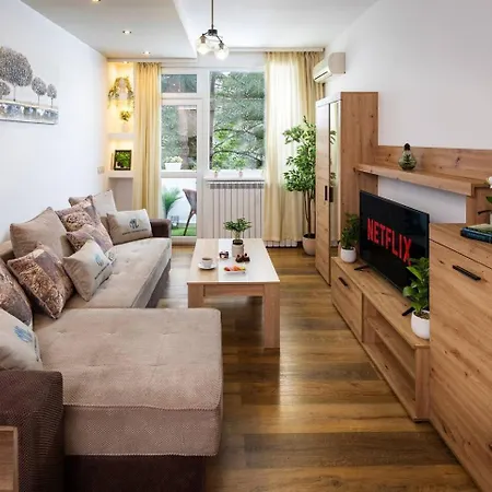 Spacious With Lovely Terrace Апартаменти